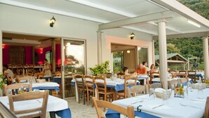 Outdoor dining - Elina Hotel Perdika (Igoumenitsa)