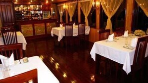 Dining - Annam Junk (Halong)