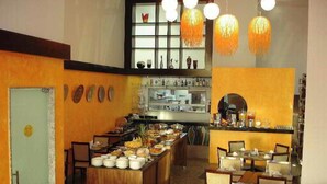 Restaurant de menjar a discrecció amb diverses taules i una barra central de menjars.
