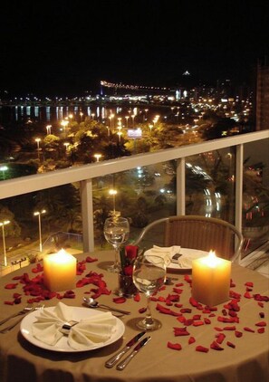 Outdoor dining - Bristol Praia do Canto (Vitoria)
