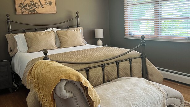 3 bedrooms, iron/ironing board, WiFi, bed sheets - Stunning Lake View 3BR Home with Serene Japanese Garden & Pond (Lake View)