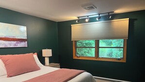 3 bedrooms, iron/ironing board, WiFi, bed sheets - Stunning Lake View 3BR Home with Serene Japanese Garden & Pond (Lake View)