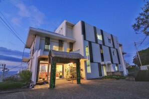 Exterior - The Shirahama Onsen Hotel (Shirahama)