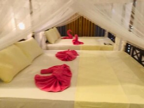 Quarto com cama, sofá e dossel.