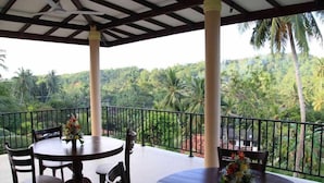 Outdoor dining - Coral Palm Villa and Apartment (Unawatuna)