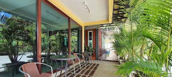 Outdoor dining - Highlanders Garden Guesthouse (Tanah Rata)