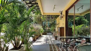 Outdoor dining - Highlanders Garden Guesthouse (Tanah Rata)