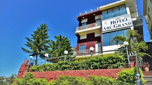 Un hotel a più piani con un cartello ben visibile che riporta 'HOTEL ABU GRAND'.