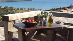 Outdoor dining - Terra Minoika Villas (Sitia)