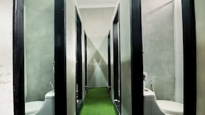 Bathroom - Pool Party Hostel (Siem Reap)