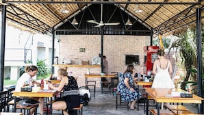 Outdoor dining - Pool Party Hostel (Siem Reap)