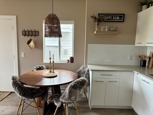 The cozy Lake Escape - Pet Friendly with views of Okanagan Lake!