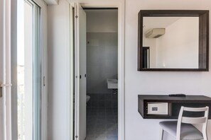 A bathroom with a shower, a sink, and a mirror on the wall. - Hotel Clipper (Riccione)