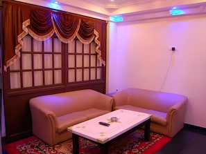 Living area - OYO Rooms Singarathope (Tiruchirappalli)