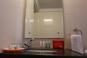 Bathroom - OYO Rooms Singarathope (Tiruchirappalli)