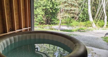 Blacktail Cabin: Hot Tub, Playground, BBQ, Trails