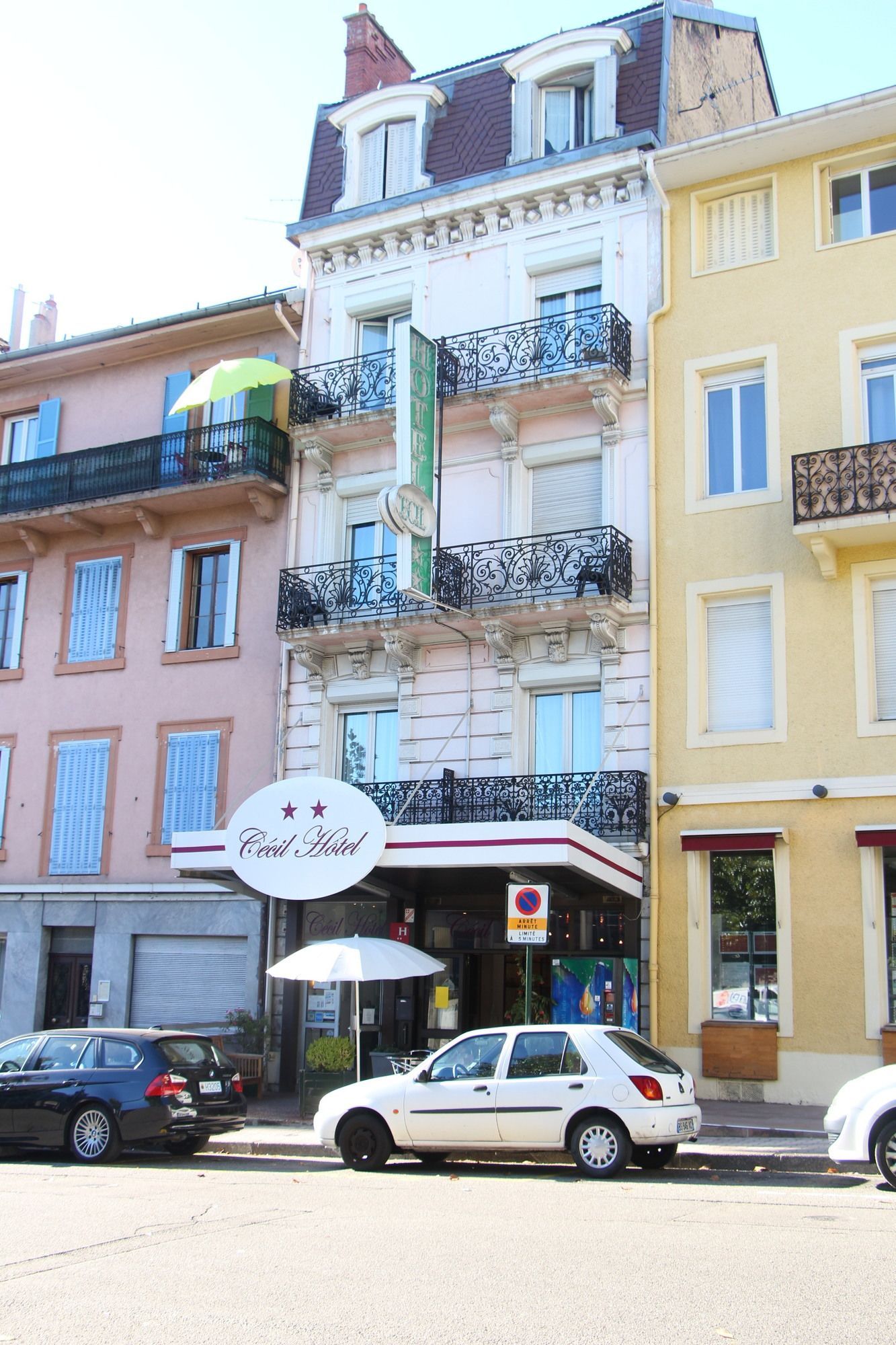 Un hôtel avec une enseigne indiquant « Cecil Hotel » et un panneau « Stationnement interdit ».