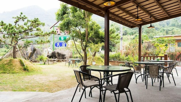Outdoor dining - Riverside Homestay B and B (Lugu)