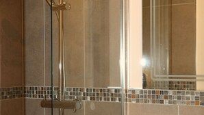 Bathroom - Woodsome Hall Golf Club (Huddersfield)