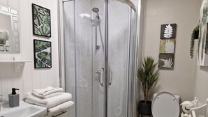 Bathroom - Warwick Lodge Bed and Breakfast - Guest House (Carlisle)