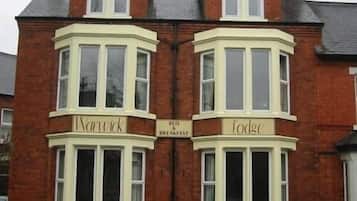 Een gebouw met twee erkers, waarvan er één 'Innwick' en de andere 'Fodge' heet.
