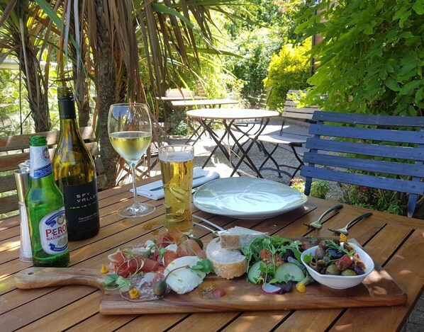 Outdoor dining - The Wharf House (Gloucester)