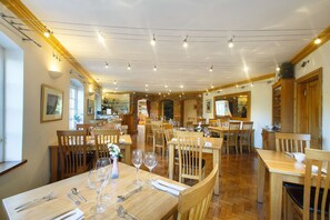 Dining - The Wharf House (Gloucester)