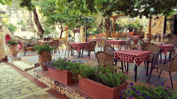Outdoor dining - Oasis Apartments (Parga)