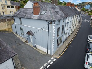 A residential street with houses, a clear road, and parked cars. - Family & Pet Friendly Flat | Free Parking&Wi-fi (Ceredigion)