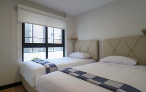 A hotel room with two beds, a large window, and a view of the cityscape. - w* | Modern 2BR w/ Balcony in Prime Miraflores (Miraflores)