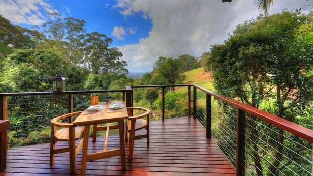 Outdoor dining - Montville Oceanview Cottages (Sunshine Coast)