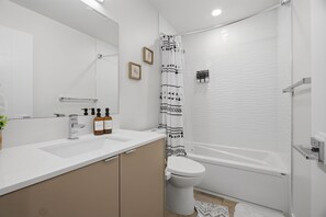 Secador de cabelo, toalhas de banho, sabonete, papel higiênico
