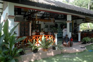Outdoor dining - The Farm Resort (Santander)