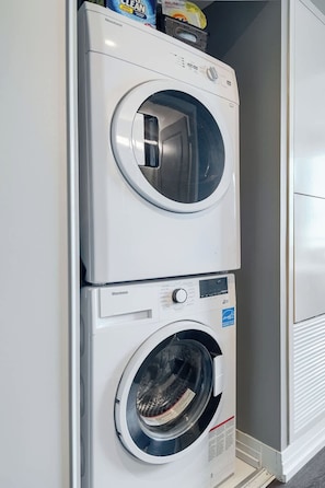 Een gestapelde wasmachine en droger met een bedieningspaneel en een label dat een ENERGY STAR-certificering aangeeft.