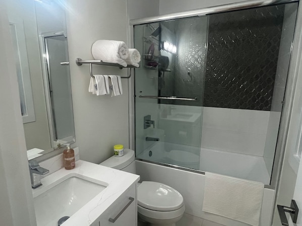 Bathroom - Lux queen bed room (Richmond)