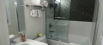 Lux queen bed room #2