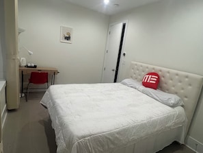 Room - Lux queen bed room (Richmond)