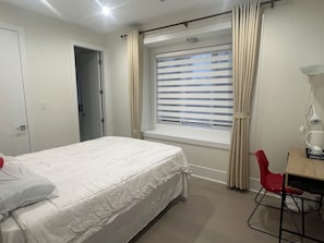 Room - Lux queen bed room (Richmond)