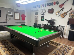 Games room - Lux queen bed room (Richmond)