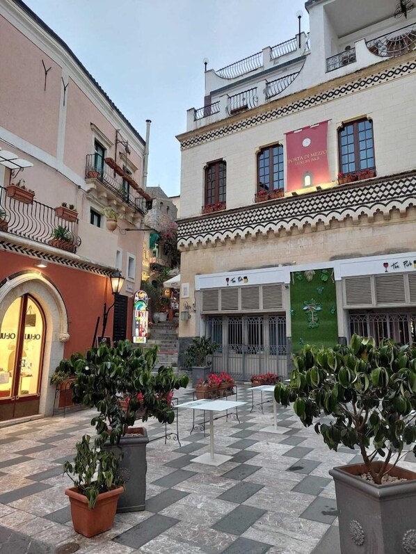 Outdoor dining - Porta Di Mezzo Luxury B And B (Taormina)