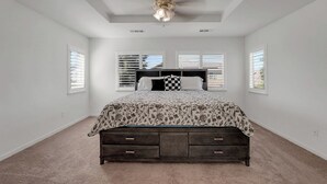 Iron/ironing board, Internet, bed sheets - Spacious 6-bedroom house in gorgeous Merced with AC (Merced)