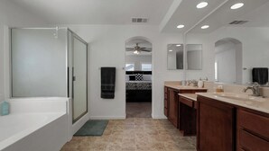 Hair dryer, towels, soap, toilet paper - Spacious 6-bedroom house in gorgeous Merced with AC (Merced)