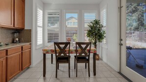 Dining - Spacious 6-bedroom house in gorgeous Merced with AC (Merced)