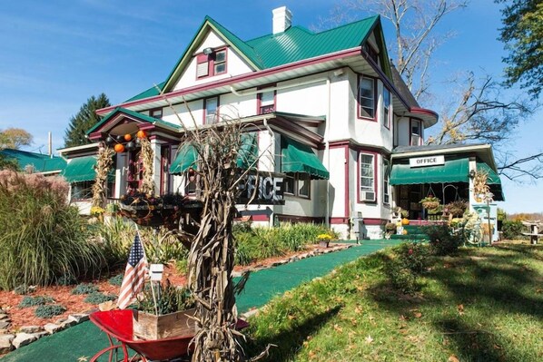Exterior - Americas Best Value Inn (Hancock)