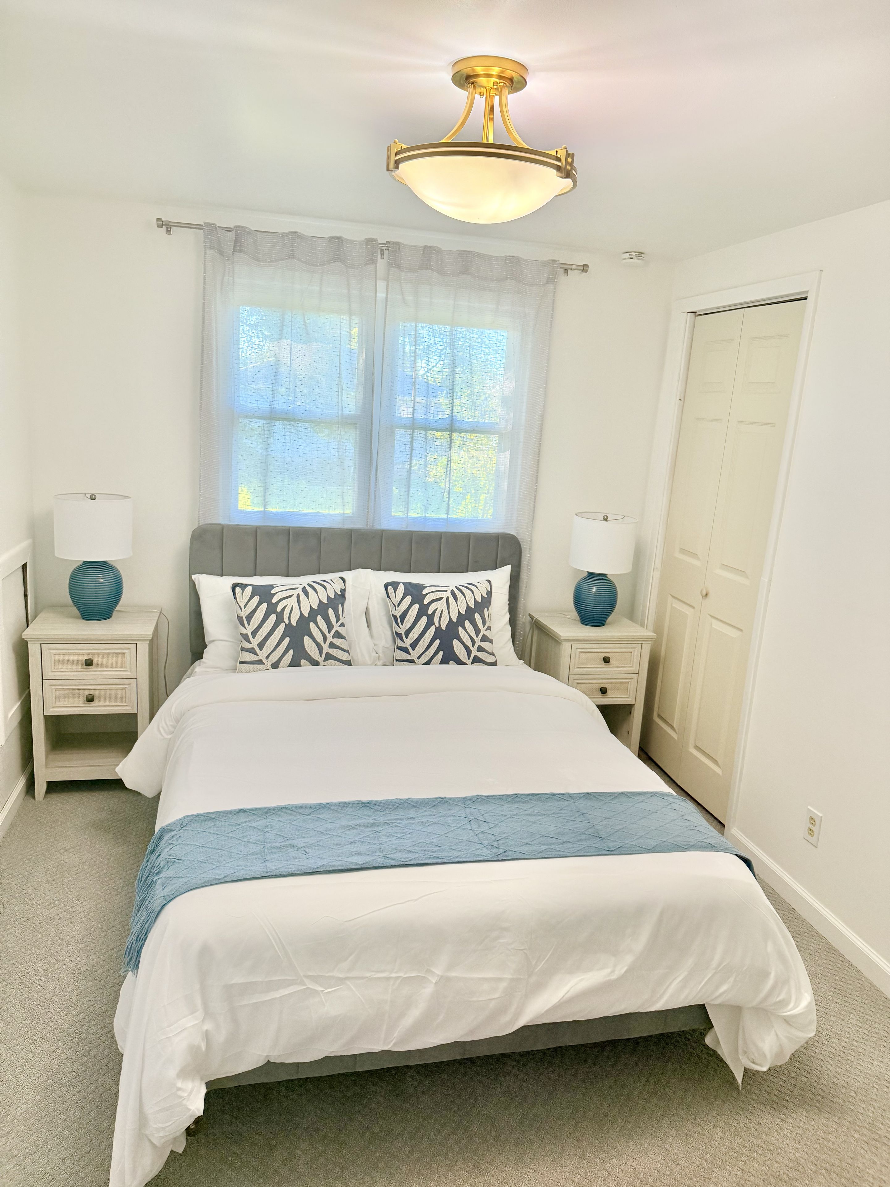 Iron/ironing board, bed sheets
