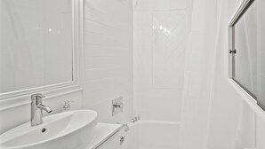 Douche, sèche-cheveux, serviettes fournies, savon