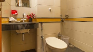 A bathroom with a toilet, sink, and shower. - OYO Rooms Marathahalli Junction (Bengaluru)