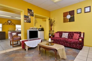 Living area - Americas Best Value Inn & Suites - Russellville (Russellville)