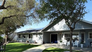 A residential property with a paved driveway, a lawn, and a house with a garage. - Relaxing Yosemite house w. Gorgeous Views, Hot tub, Sauna, Pool, Games, Gym, EV (Oakhurst)