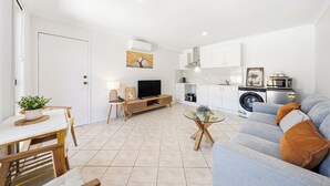 Un apartamento moderno con sala de estar, comedor y cocina.